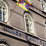 Budova městského úřadu<br /> s tibetskou vlajkou